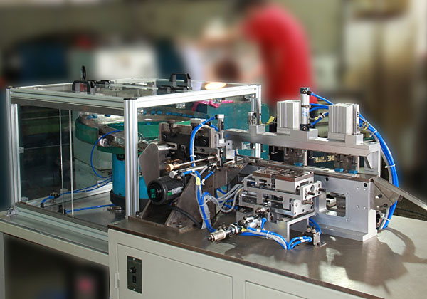 Automatic feeding & capacitance foot cutting & bending all-in-one machine